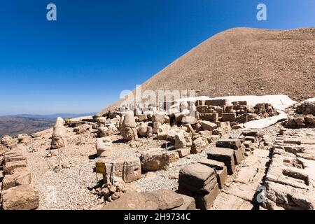 Monte Nemrut, Nemrut Dagi, terrazza ovest della piramide, mausoleo del regno del Commagene, Kahta, provincia di Adıyaman, Turchia, Asia Foto Stock