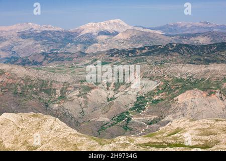 Monte Nemrut, Nemrut Dagi, vista sulle montagne dalla terrazza ovest, mausoleo del regno del Commagene, Kahta, provincia di Adıyaman, Turchia, Asia Foto Stock
