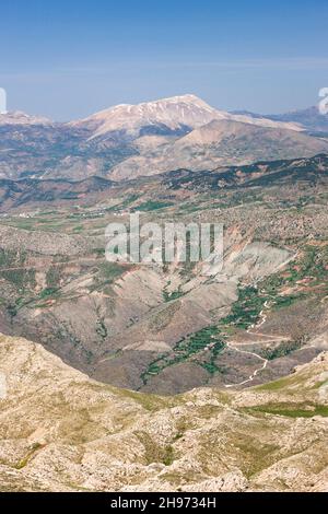 Monte Nemrut, Nemrut Dagi, vista sulle montagne dalla terrazza ovest, mausoleo del regno del Commagene, Kahta, provincia di Adıyaman, Turchia, Asia Foto Stock