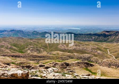 Monte Nemrut, Nemrut Dagi, vista sulle montagne dalla terrazza in cima alla montagna, al mausoleo del regno del Commagene, Kahta, provincia di Adıyaman, Turchia, Asia Foto Stock