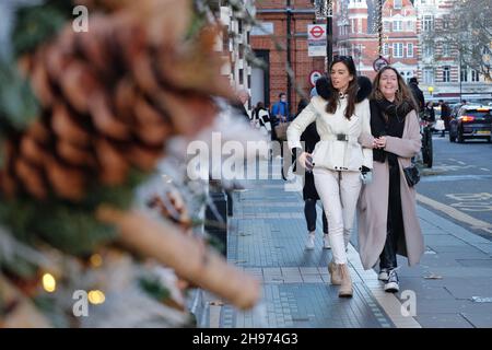 Londra, Regno Unito, 4 dicembre 2021. I visitatori dell'evento di shopping natalizio di Chelsea hanno goduto di una varietà di intrattenimenti, corse gratuite a cavallo e in carrozza e promozioni in negozio mentre il conto alla rovescia per il Natale continua. Credit: Undicesima ora Fotografia/Alamy Live News Foto Stock