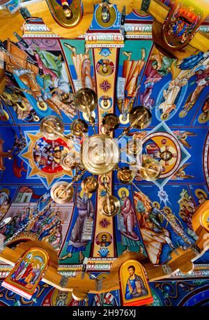 Danilovgrad Municipality, Montenegro-13 settembre 2019: Decorazioni ornate e arte religiosa colorata adornano il soffitto ad arco all'interno dell'edificio antico, Foto Stock