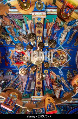 Danilovgrad Municipality, Montenegro-13 settembre 2019: Decorazioni ornate e arte religiosa colorata adornano il soffitto ad arco all'interno dell'edificio antico, Foto Stock