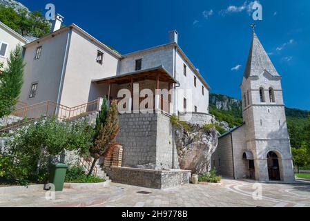 Originariamente parte della chiesa ortodossa serba, in un pomeriggio caldo in luce solare con sfondo di montagne e cielo blu. Foto Stock