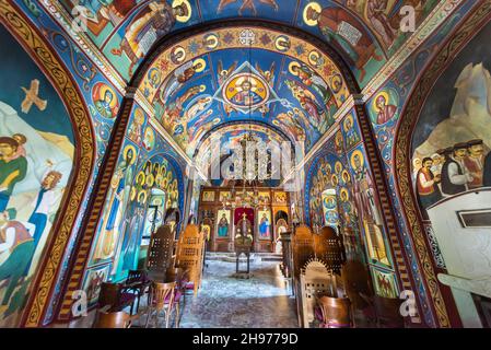 Danilovgrad Municipality, Montenegro-13 settembre 2019: Decorazioni ornate e arte religiosa colorata adornano il soffitto e le pareti all'interno dell'antica Serbia Foto Stock