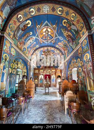 Danilovgrad Municipality, Montenegro-13 settembre 2019: Decorazioni ornate e arte religiosa colorata adornano il soffitto e le pareti all'interno dell'antica Serbia Foto Stock