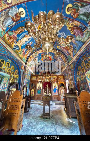 Danilovgrad Municipality, Montenegro-13 settembre 2019: Decorazioni ornate e arte religiosa colorata adornano il soffitto e le pareti all'interno dell'antica Serbia Foto Stock