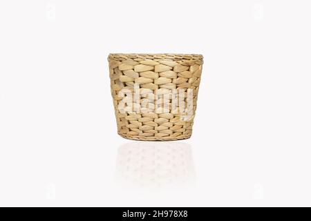 Vintage vimini eco flower pot, cesto isolato su sfondo bianco, con riflessi e ombra. Loft rustico vaso fiore per la decorazione domestica Foto Stock