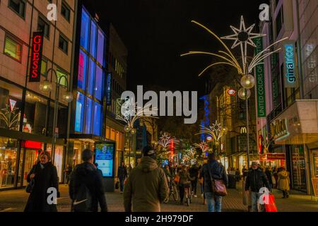 Vista notturna della via dello shopping Schildergasse nel centro di Colonia, Germania. Foto Stock