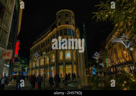 Vista notturna della via dello shopping Schildergasse nel centro di Colonia, Germania. Foto Stock