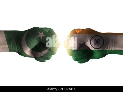 india vs pakistan. Pugni con bandiere. Battaglia di due paesi su sfondo bianco. Foto Stock