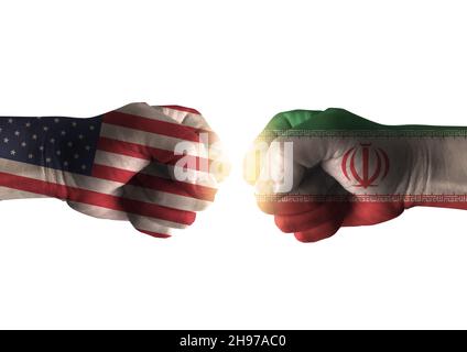 USA contro Iran. Pugni con bandiere. Battaglia di due paesi su sfondo bianco. Foto Stock