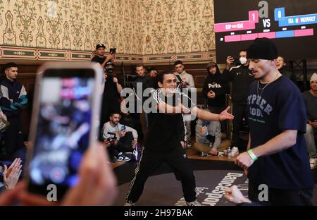 Parigi, Francia. 4 Dic 2021. I concorrenti partecipano alla preelezione del Campionato Mondiale 2021 a Parigi, Francia, 4 dicembre 2021. Credit: Gao Jing/Xinhua/Alamy Live News Foto Stock