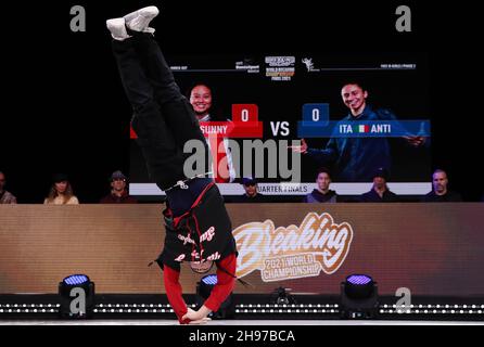 Parigi, Francia. 4 Dic 2021. Bgirl Anti dall'Italia compete durante il Campionato Mondiale 2021 a Parigi, Francia, 4 dicembre 2021. Credit: Gao Jing/Xinhua/Alamy Live News Foto Stock