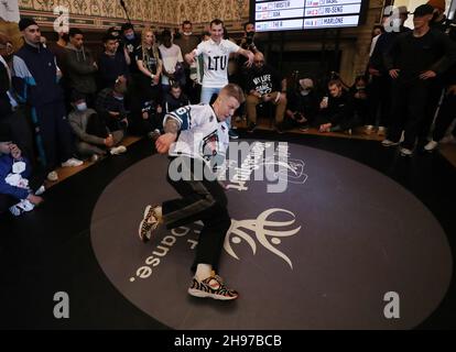 Parigi, Francia. 4 Dic 2021. I concorrenti partecipano alla preelezione del Campionato Mondiale 2021 a Parigi, Francia, 4 dicembre 2021. Credit: Gao Jing/Xinhua/Alamy Live News Foto Stock