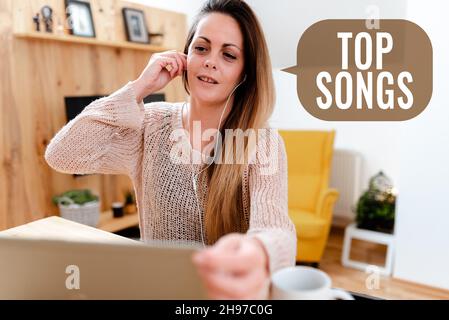 Cartello con la scritta Top Songs. Concetto che significa canzone registrata che diventa ampiamente popolare o ben noto Internet Video Chat concetto, Abstract Long Distance Foto Stock
