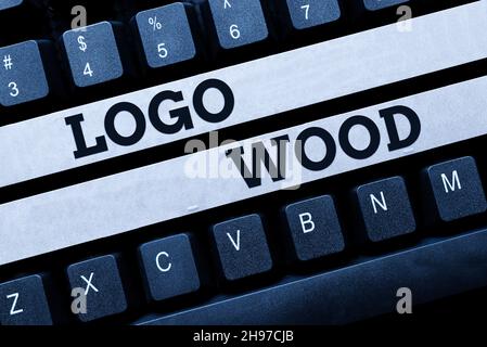 Cartello con logo in legno. Vetrina aziendale Design o simbolo riconoscibile di un'azienda iscritta sul legno conversione di dati analogici in supporti digitali Foto Stock