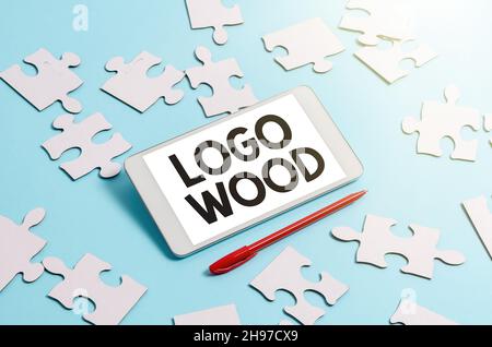 Scrittura visualizzazione testo Logo Wood. Vetrina aziendale disegno o simbolo riconoscibile di un'azienda iscritta su legno Brainstorming problemi tecnologici Foto Stock