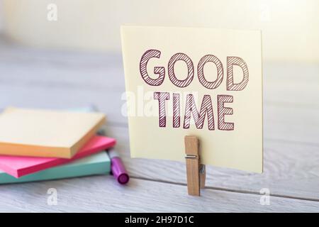 Visualizzazione concettuale in tempo utile. Internet Concept il momento giusto per fare qualcosa o per qualcosa accadere in bianco Sticky Note lavanderia clip stack di Foto Stock