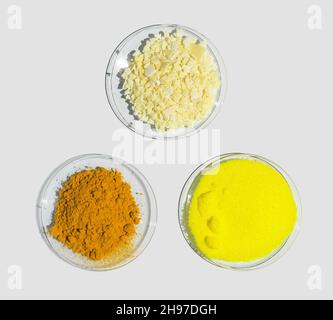 Scaglie di solfuro di sodio, potassio cromato e polvere di Curcuma organico in vetro da orologio chimico. Primo piano ingrediente chimico su tavola bianca da laboratorio. Da a. Foto Stock