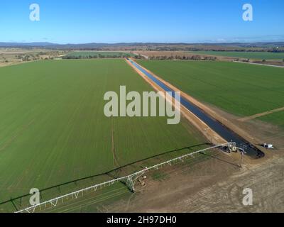 Antenna di lucerna tritata irrigua larga cropping vicino a Gin Gin Queensland Australia Foto Stock