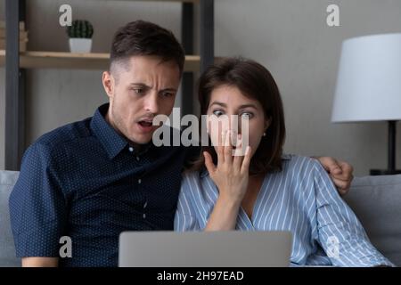 Scioccata coppia frustrato ottenere cattive inaspettate sorprendente notizie Foto Stock