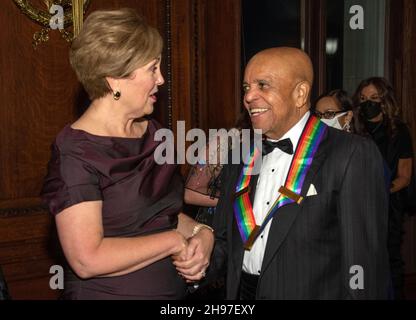 Fondatore, cantautore, produttore, direttore e destinatario della 44° edizione del Kennedy Center Honor Berry Gordy parla con il presidente del Kennedy Center Deborah Rutter dopo la cerimonia del Medallion alla Biblioteca del Congresso di Washington, D.C. sabato 4 dicembre 2021. Credito: Ron Sachs / piscina via CNP Foto Stock