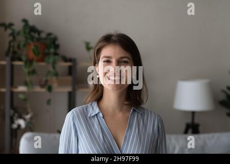 Giovane donna felice in ritratto casual testa girato Foto Stock