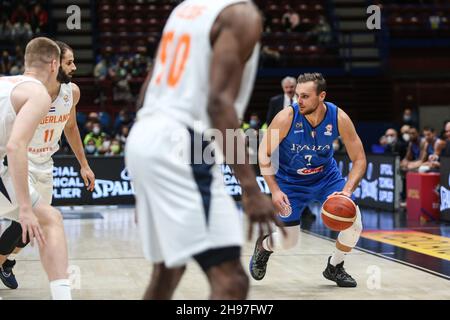 29 novembre 2021, Assago (Milano, Milano, Italia: Stefano Tonut (Italia) in azione alla qualifica per la Coppa del mondo di pallacanestro FIBA 2023.l'Italia vince contro i Paesi Bassi con un punteggio da 75 a 73. (Credit Image: © Elena Vizzoca/Pacific Press via ZUMA Press Wire) Foto Stock