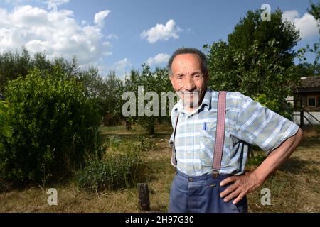 Portrait de Pierre Rabhi, philosophe, gremteur biologiste, romancier et poete franais, d'origine algerienne, inventeur du concept « Oasis en tous lieux » chez lui dans son jardin à Berrias-et-Casteljau, Francia le 23 Juin 2014. Ritratto di Pierre Rabhi, filosofo, biologo contadino, romanziere e poeta francese, di origine algerina, inventore del concetto 'Oasis in all Places' in casa nel suo giardino a Berrias-et-Casteljau, Francia il 23 giugno 2014. Foto di Soudan/ANDBZ/ABACAPRESS.COM Foto Stock