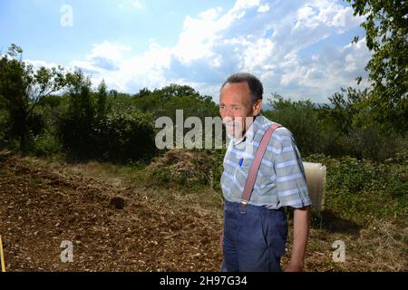 Portrait de Pierre Rabhi, philosophe, gremteur biologiste, romancier et poete franais, d'origine algerienne, inventeur du concept « Oasis en tous lieux » chez lui dans son jardin à Berrias-et-Casteljau, Francia le 23 Juin 2014. Ritratto di Pierre Rabhi, filosofo, biologo contadino, romanziere e poeta francese, di origine algerina, inventore del concetto 'Oasis in all Places' in casa nel suo giardino a Berrias-et-Casteljau, Francia il 23 giugno 2014. Foto di Soudan/ANDBZ/ABACAPRESS.COM Foto Stock