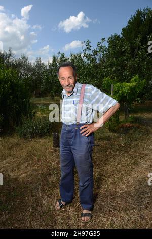 Portrait de Pierre Rabhi, philosophe, gremteur biologiste, romancier et poete franais, d'origine algerienne, inventeur du concept « Oasis en tous lieux » chez lui dans son jardin à Berrias-et-Casteljau, Francia le 23 Juin 2014. Ritratto di Pierre Rabhi, filosofo, biologo contadino, romanziere e poeta francese, di origine algerina, inventore del concetto 'Oasis in all Places' in casa nel suo giardino a Berrias-et-Casteljau, Francia il 23 giugno 2014. Foto di Soudan/ANDBZ/ABACAPRESS.COM Foto Stock