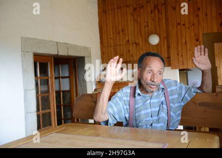 Portrait de Pierre Rabhi, philosophe, gremteur biologiste, romancier et poete franais, d'origine algerienne, inventeur du concept « Oasis en tous lieux » chez lui dans son jardin à Berrias-et-Casteljau, Francia le 23 Juin 2014. Ritratto di Pierre Rabhi, filosofo, biologo contadino, romanziere e poeta francese, di origine algerina, inventore del concetto 'Oasis in all Places' in casa nel suo giardino a Berrias-et-Casteljau, Francia il 23 giugno 2014. Foto di Soudan/ANDBZ/ABACAPRESS.COM Foto Stock