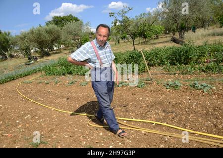 Portrait de Pierre Rabhi, philosophe, gremteur biologiste, romancier et poete franais, d'origine algerienne, inventeur du concept « Oasis en tous lieux » chez lui dans son jardin à Berrias-et-Casteljau, Francia le 23 Juin 2014. Ritratto di Pierre Rabhi, filosofo, biologo contadino, romanziere e poeta francese, di origine algerina, inventore del concetto 'Oasis in all Places' in casa nel suo giardino a Berrias-et-Casteljau, Francia il 23 giugno 2014. Foto di Soudan/ANDBZ/ABACAPRESS.COM Foto Stock