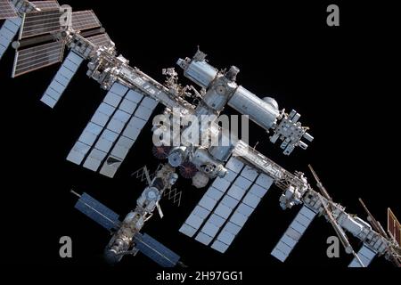 A BORDO DELL'EQUIPAGGIO DRAGON ENDEAVOUR, EARTH - 08 novembre 2021 - la Stazione spaziale Internazionale è raffigurata dallo SpaceX Crew Dragon Endeavour durante un fl Foto Stock