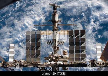 A BORDO DELL'EQUIPAGGIO DRAGON ENDEAVOUR, EARTH - 08 novembre 2021 - la Stazione spaziale Internazionale è raffigurata dallo SpaceX Crew Dragon Endeavour durante un fl Foto Stock
