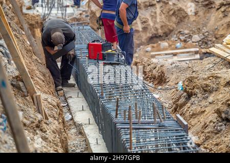 Le saldatrici sono in rete di calcestruzzo di acciaio per saldatura a trincea, saldatura ad arco. Foto Stock