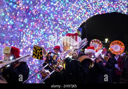 Bournemouth, Regno Unito. 4 dicembre 2021. Il gruppo di gugggemusik in stile svizzero Gugge 2000 suona al Christmas Tree Wonderland di Bournemouth, nel Dorset. Credit: Richard Crease/Alamy Live News Foto Stock