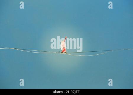 Babbo Natale sta camminando nel cielo su una stretta Foto Stock