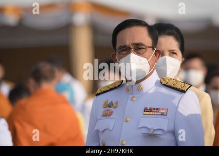 Bangkok, Tailandia. 05 dicembre 2021. Il primo Ministro tailandese Prayut Chan-o-cha partecipa alla cerimonia in ricordo del compleanno del compianto re tailandese Bhumibol Adulyadej al campo reale (Sanam Luang) di Bangkok. Il 5 dicembre segna il compleanno del compianto re Bhumibol Adulyadej e anche la Giornata Nazionale del Padre. Re Bhumibol morì all'età di 88 anni il 13 ottobre 2016 dopo 70 anni sul trono. (Foto di Peerapon Boonyakiat/SOPA Images/Sipa USA) Credit: Sipa USA/Alamy Live News Foto Stock