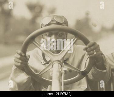 Louis Van Oeyen Fotografia del campione Jack Johnson al volante del suo 90 cavallo potere Thomas Flyer Foto Stock