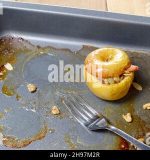 In casa cotta al forno mele ripiene con i semi di zucca e mandorla dadi in teglia closeup Foto Stock