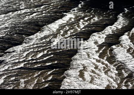 Il fango nella gola di Avon a bassa marea assomiglia alle immagini satellitari delle terre, delle valli e dei fiumi, raccolte dal sole basso. Bristol, Regno Unito Foto Stock