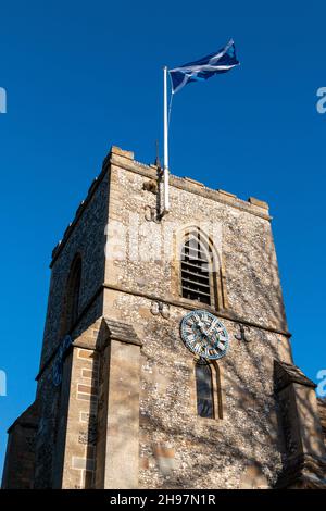 Il campanile del 14 ° secolo e l'orologio della chiesa di St Andrew, Stapleford, Cambridgeshire, Regno Unito. Foto Stock