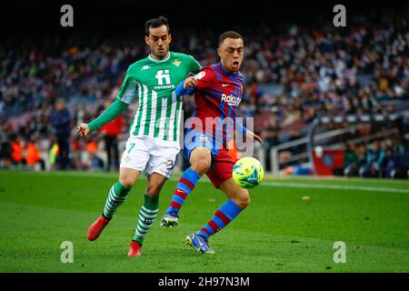 Juanmi Jimenez del Real Betis Balompie e Sergino Dest del FC Barcellona durante il campionato spagnolo la Liga partita di calcio tra FC Barcelona e Real Betis Balompie il 4 dicembre 2021 allo stadio Camp Nou di Barcellona, Spagna - Foto: Xavier Bonilla/DPPI/LiveMedia Foto Stock