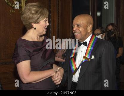 Washington, Stati Uniti. 05 dicembre 2021. Fondatore, cantautore, produttore, direttore e destinatario della 44° edizione del Kennedy Center Honor Berry Gordy parla con il presidente del Kennedy Center Deborah Rutter dopo la cerimonia del Medallion alla Biblioteca del Congresso di Washington, DC sabato 4 dicembre 2021. Foto di Ron Sachs/UPI Credit: UPI/Alamy Live News Foto Stock