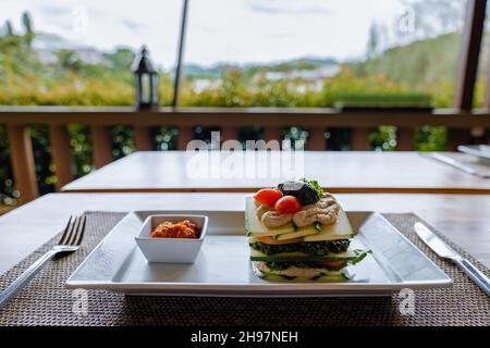 Crudo Vegan Food, Vegan, detox Vista dall'alto, piatto, Lasagna con spinaci e pomodoro Foto Stock