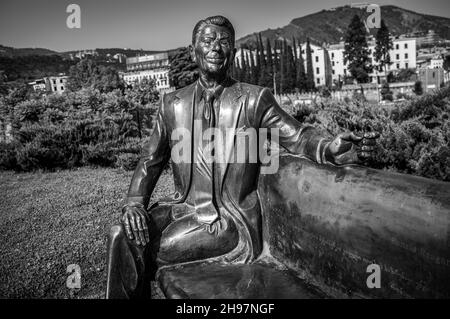 Statua di bronzo di Ronald Reagan seduta su una panchina in Rike Park. Tbilisi, Georgia. Bianco e nero. Foto Stock