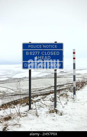 Teesdale, County Durham, Regno Unito. 5 dicembre 2021. Meteo Regno Unito. La B6277 tra Middleton-in-Teesdale nella contea di Durham e Alston in Cumbria è chiusa a causa della neve che sgocciolano. Credit: David Forster/Alamy Live News Foto Stock