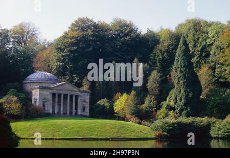 Stourhead Garden, Wiltshire, Inghilterra, Regno Unito, che mostra il Pantheon, Progettato da Henry Flitcroft e costruito nel 1753, sulla riva opposta. Archivio film fotografico da 1990 Foto Stock